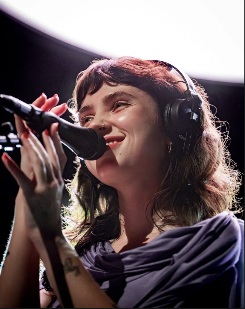 https://commons.wikimedia.org/wiki/File:Clairo_@_Fonda_Theatre_09_08_2024_(54012217146).jpg